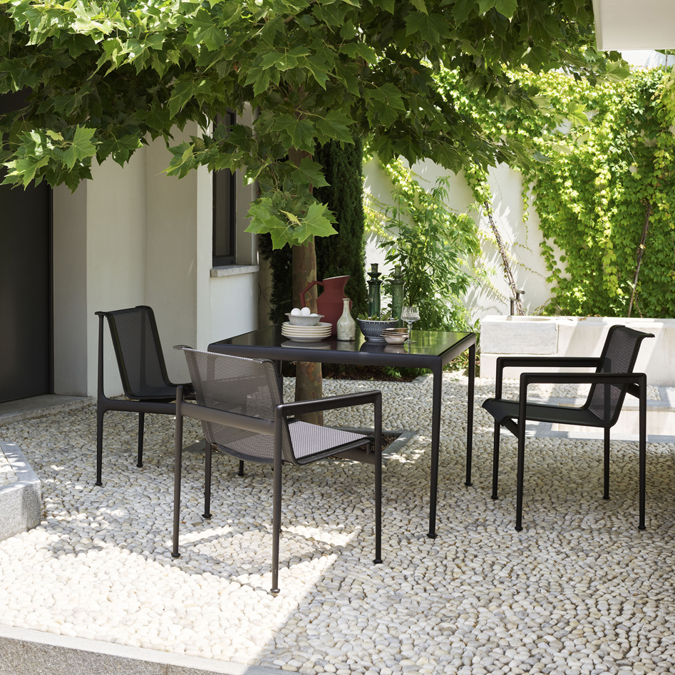 Knoll Outdoor - Schultz Table & Chairs, Ph Federico Cedrone Knoll Outdoor - Schultz Table & Chairs, Ph Federico Cedrone